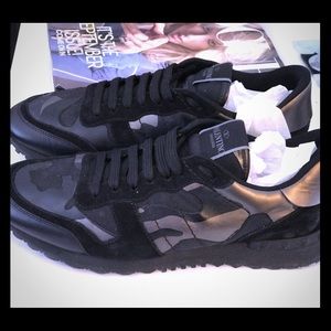 Valentino men’s size 10 low top sneakers